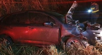 Carro sai da pista, invade matagal e deixa estudante ferido às margens da GO-330, em Catalão
